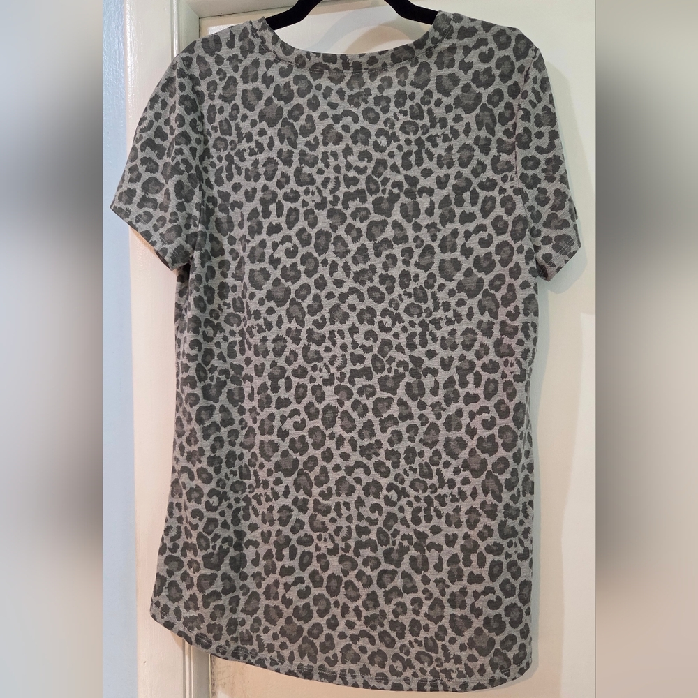 Women's Zoe&Liv Gray Leopard Print T Shirt, Size XL - Picture 5 of 7